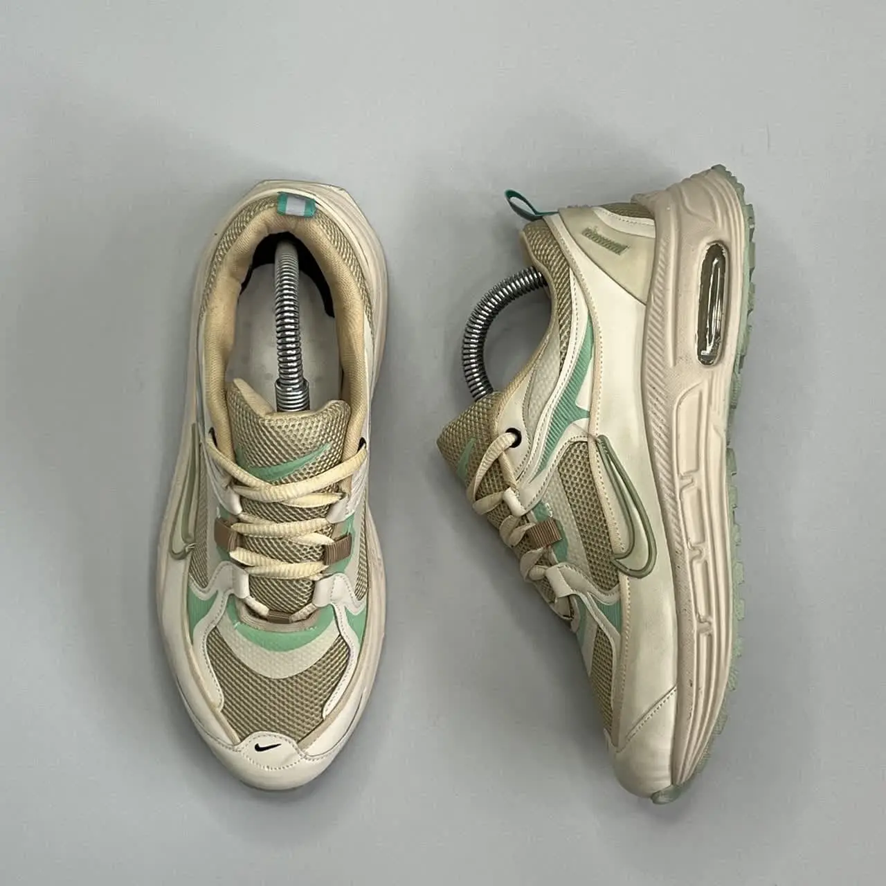 کتونی نایک زنانه کرمی کپسولی